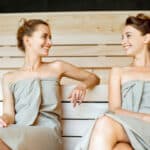 due donne che parlano sorridenti in una sauna